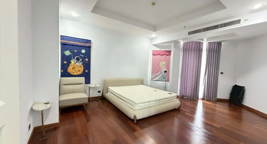 For rent 5 bedrooms condo in Huai Khwang, Bangkok