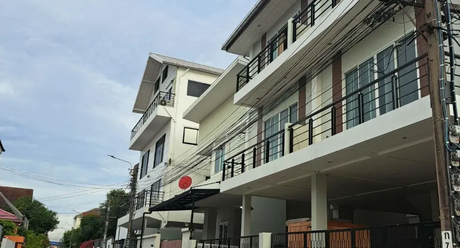 For rent 8 bedrooms house in Suan Luang, Bangkok