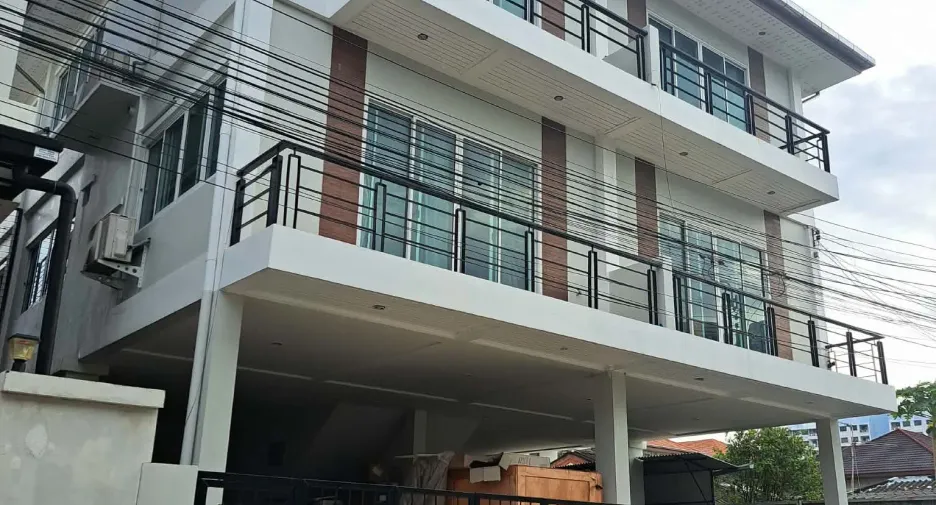 For rent 8 bedrooms house in Suan Luang, Bangkok