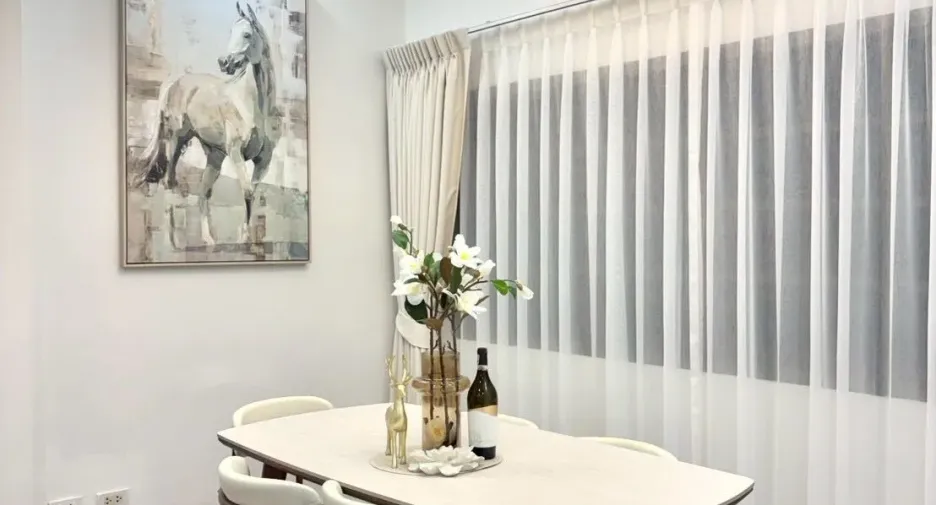À louer 4 chambres maison à Huai Khwang, Bangkok