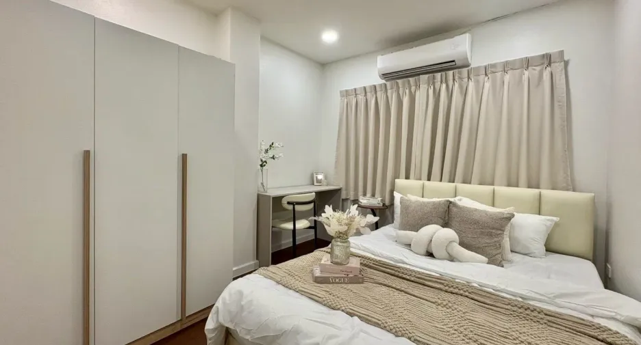 À louer 4 chambres maison à Huai Khwang, Bangkok