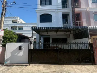 For rent 4 bedrooms house in Huai Khwang, Bangkok