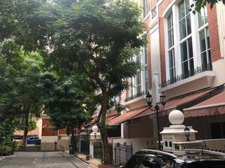 出租 4 卧室 联排别墅 在 Watthana, 曼谷