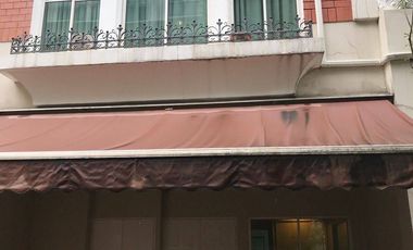 Casa adosada en alquiler de 4 habitaciones en Watthana, Bangkok