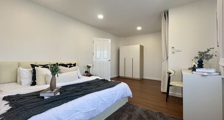 For rent 4 bedrooms townhouse in Huai Khwang, Bangkok
