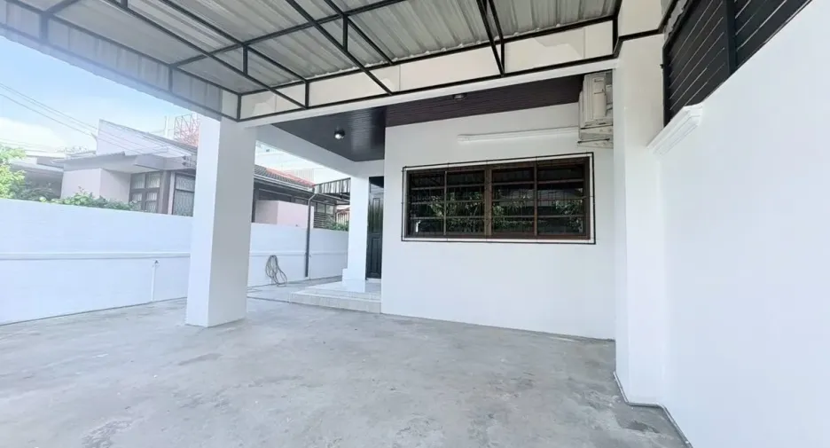 For rent 4 bedrooms townhouse in Huai Khwang, Bangkok