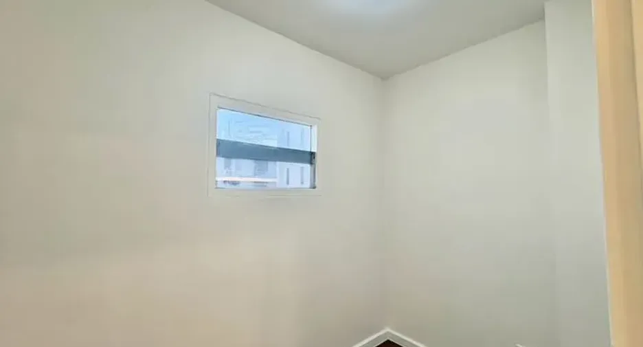 For rent 4 bedrooms townhouse in Huai Khwang, Bangkok