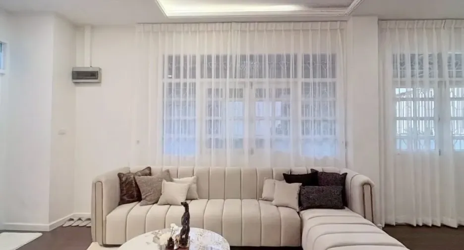 For rent 4 bedrooms townhouse in Huai Khwang, Bangkok