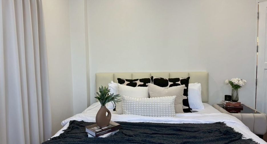 For rent 4 bedrooms townhouse in Huai Khwang, Bangkok