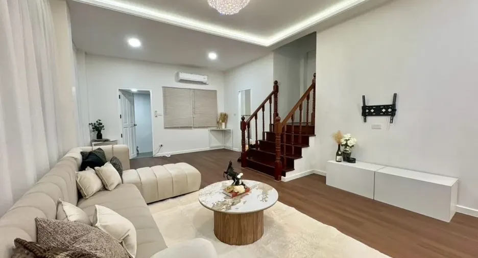 For rent 4 bedrooms townhouse in Huai Khwang, Bangkok
