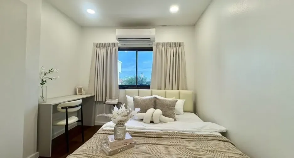 For rent 4 bedrooms townhouse in Huai Khwang, Bangkok