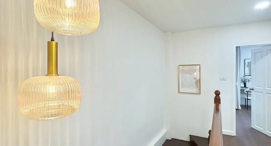 For rent 4 bedrooms townhouse in Huai Khwang, Bangkok