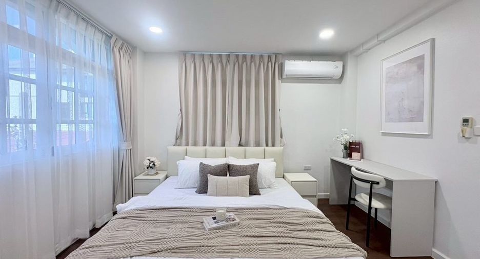 For rent 4 bedrooms townhouse in Huai Khwang, Bangkok