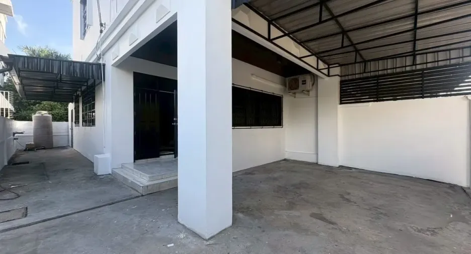 For rent 4 bedrooms townhouse in Huai Khwang, Bangkok