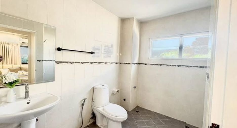 For rent 4 bedrooms townhouse in Huai Khwang, Bangkok