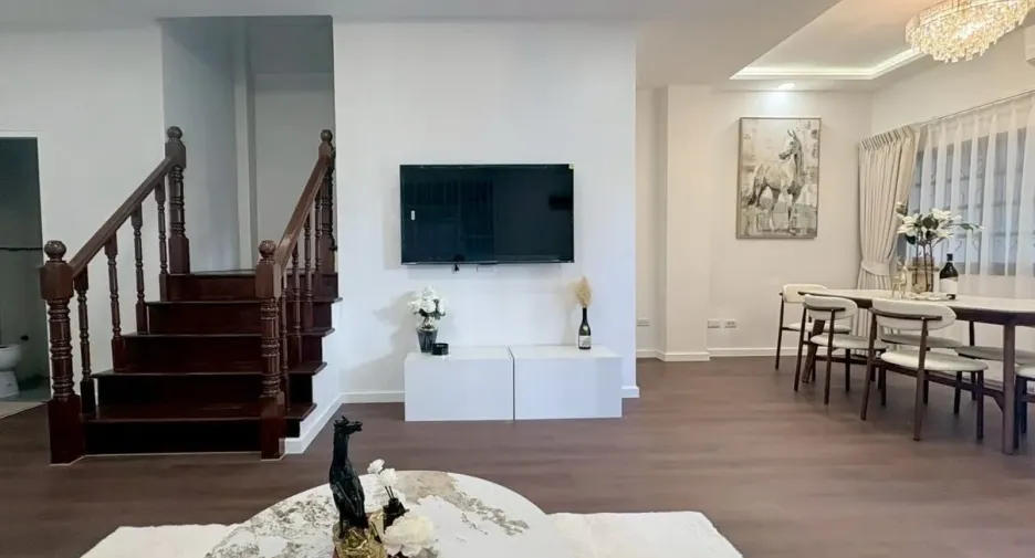 For rent 4 bedrooms townhouse in Huai Khwang, Bangkok