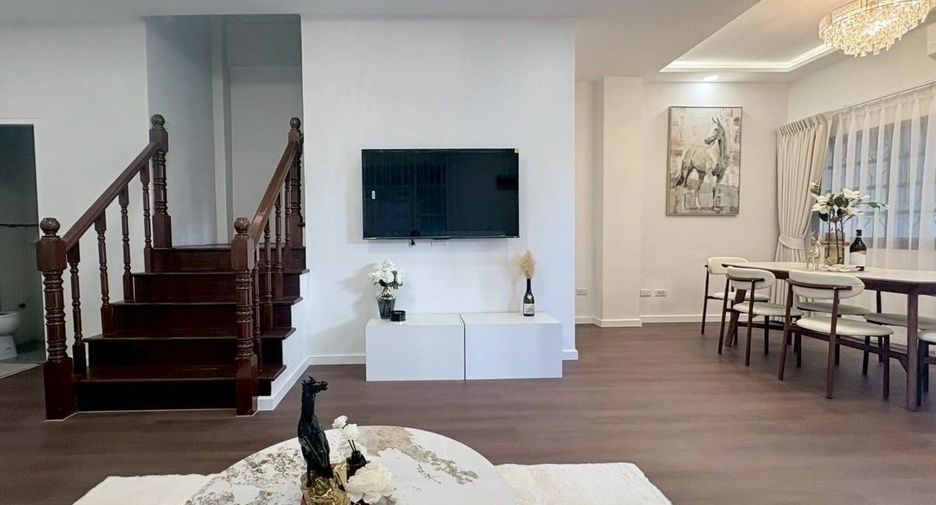 For rent 4 bedrooms townhouse in Huai Khwang, Bangkok