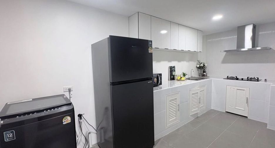 For rent 4 bedrooms townhouse in Huai Khwang, Bangkok