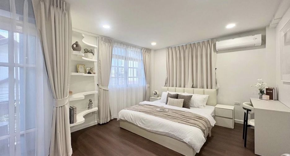 For rent 4 bedrooms townhouse in Huai Khwang, Bangkok