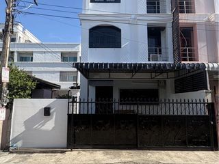 Reihenhaus zur Miete mit 4 Zimmer in Huai Khwang, Bangkok