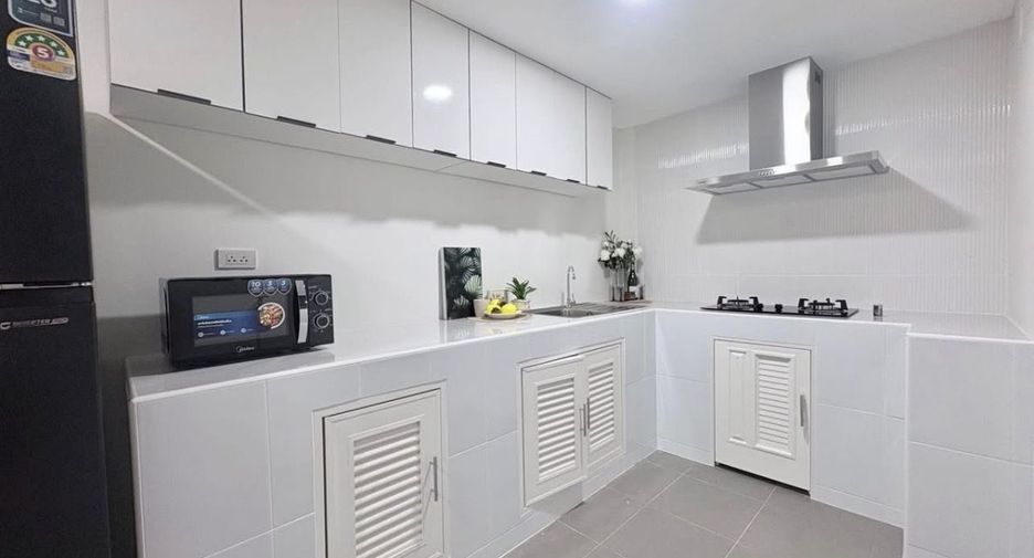 For rent 4 bedrooms townhouse in Huai Khwang, Bangkok
