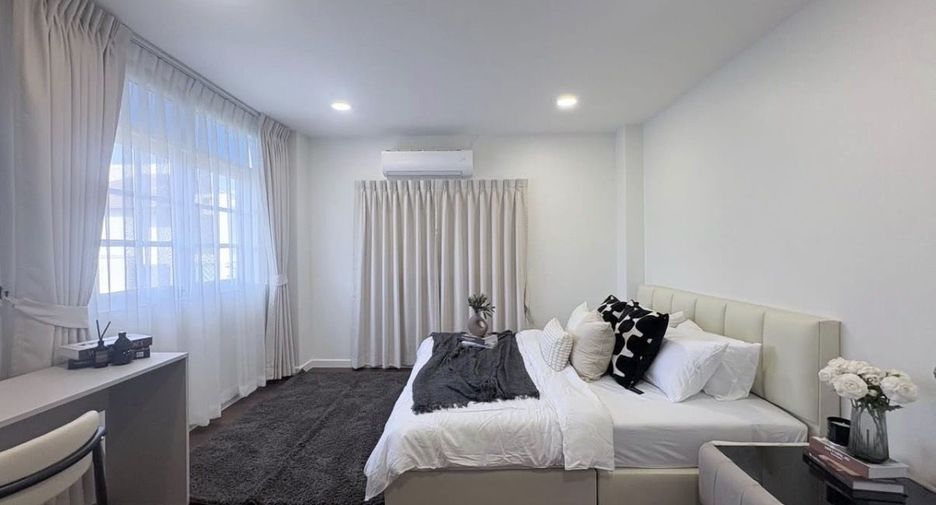 For rent 4 bedrooms townhouse in Huai Khwang, Bangkok