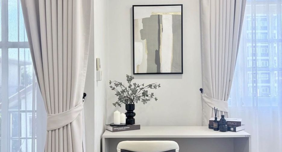 For rent 4 bedrooms townhouse in Huai Khwang, Bangkok