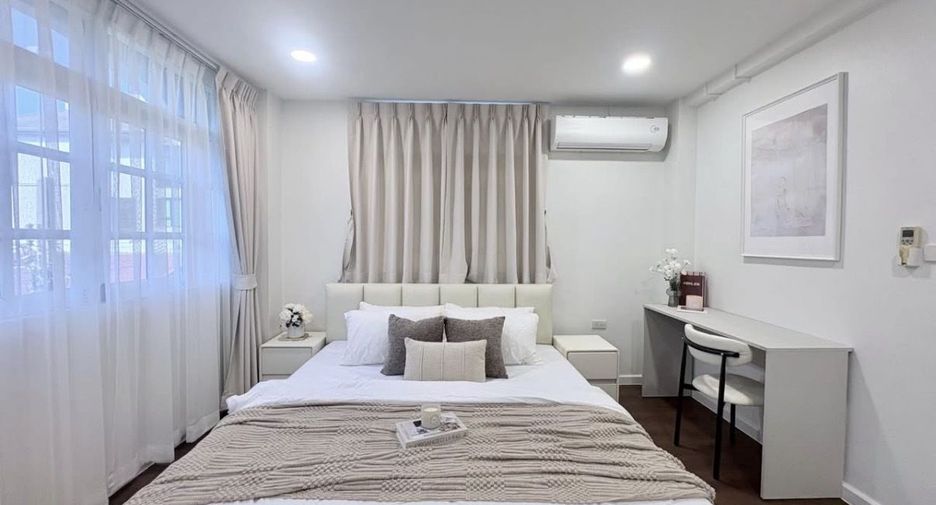 For rent 4 bedrooms townhouse in Huai Khwang, Bangkok
