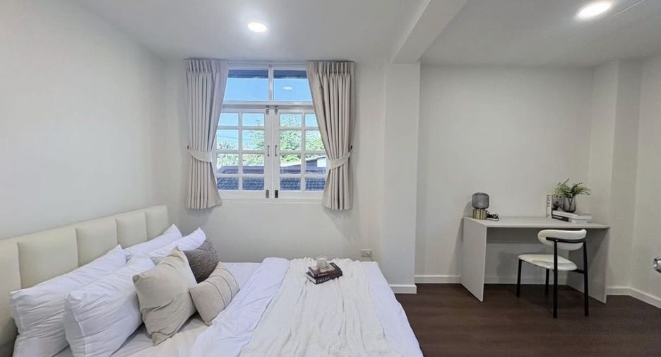 For rent 4 bedrooms townhouse in Huai Khwang, Bangkok