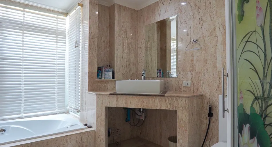 For sale 5 bedrooms villa in East Pattaya, Pattaya