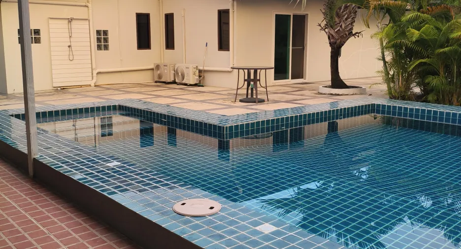 Casa en venta de 5 habitaciones en Lam Plai Mat, Buriram