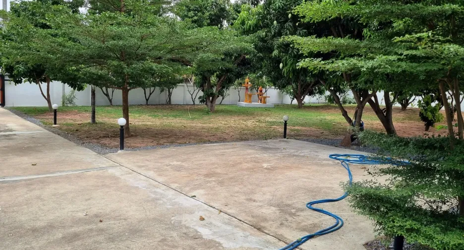 Casa en venta de 5 habitaciones en Lam Plai Mat, Buriram