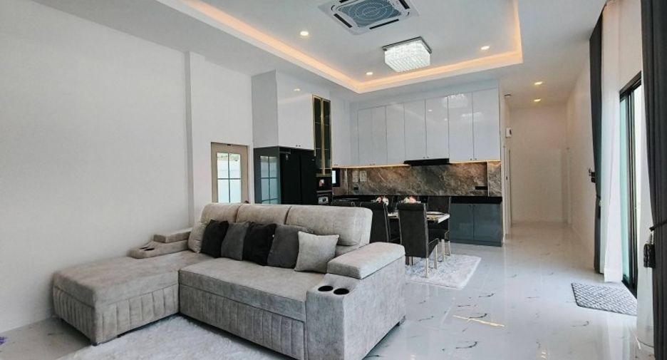 For sale 4 bedrooms house in East Pattaya, Pattaya