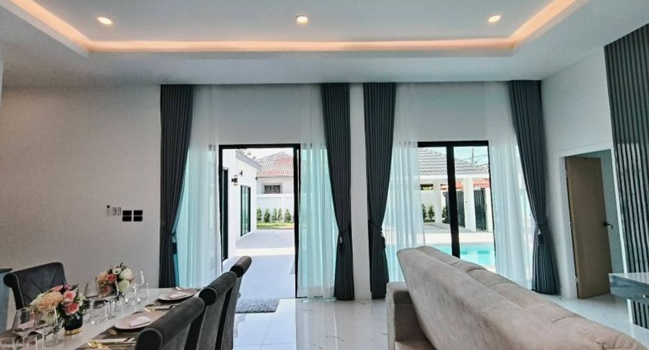 For sale 4 bedrooms house in East Pattaya, Pattaya