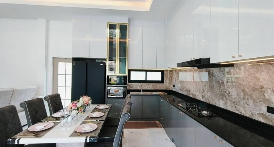 For sale 4 bedrooms house in East Pattaya, Pattaya