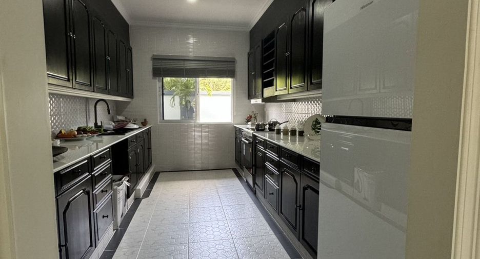À vendre et à louer 3 chambres villa à Bang Lamung, Chonburi