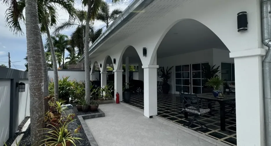 For sale and for rent 3 bedrooms villa in East Pattaya, Pattaya