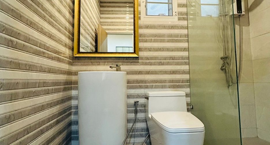 Gewerbefläche zur Miete mit 2 Zimmer in Mueang Phuket, Phuket