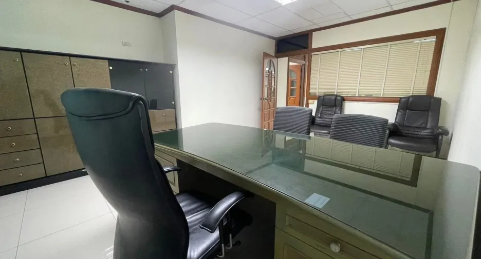 Büro zur Miete in Huai Khwang, Bangkok