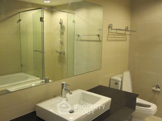 For rent 3 bedrooms condo in Huai Khwang, Bangkok