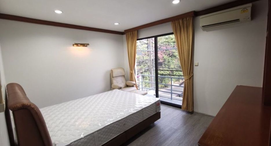 À louer 2 chambres maison de ville à Watthana, Bangkok