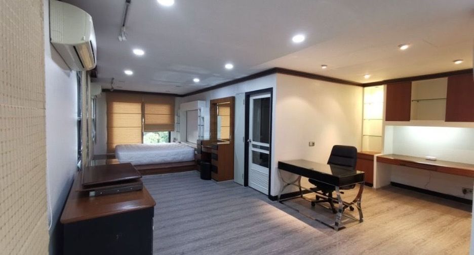 À louer 2 chambres maison de ville à Watthana, Bangkok
