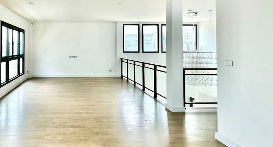 For sale 5 bedrooms house in Mueang Chon Buri, Chonburi