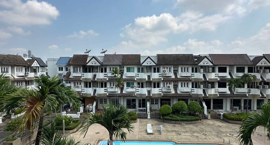 出租 4 卧室 联排别墅 在 Khlong Toei, 曼谷