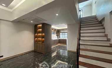 出租 4 卧室 联排别墅 在 Khlong Toei, 曼谷