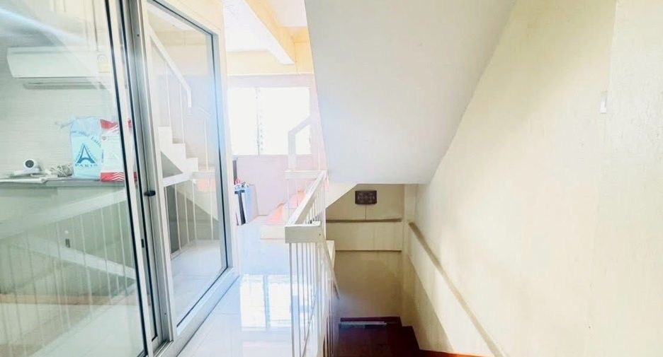 Gewerbefläche zum Kauf mit 3 Zimmer in Phra Khanong, Bangkok