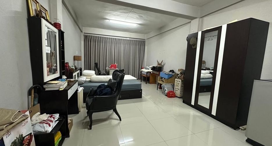 Gewerbefläche zum Kauf mit 3 Zimmer in Phra Khanong, Bangkok