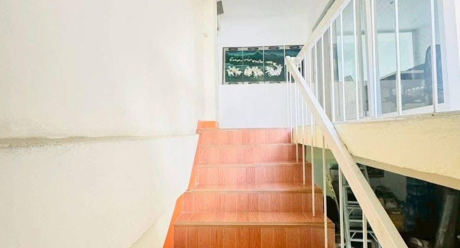 Gewerbefläche zum Kauf mit 3 Zimmer in Phra Khanong, Bangkok