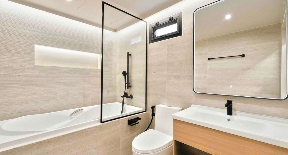 For rent そして for sale 5 ベッドルーム townhouse in Khlong Toei, Bangkok