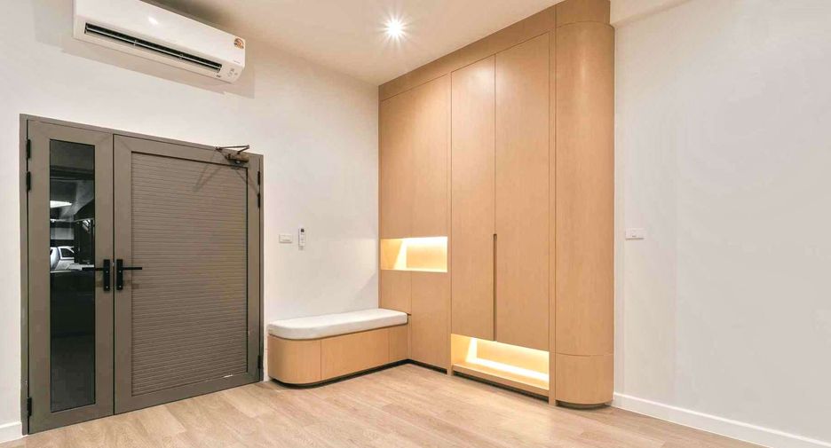 For rent そして for sale 5 ベッドルーム townhouse in Khlong Toei, Bangkok